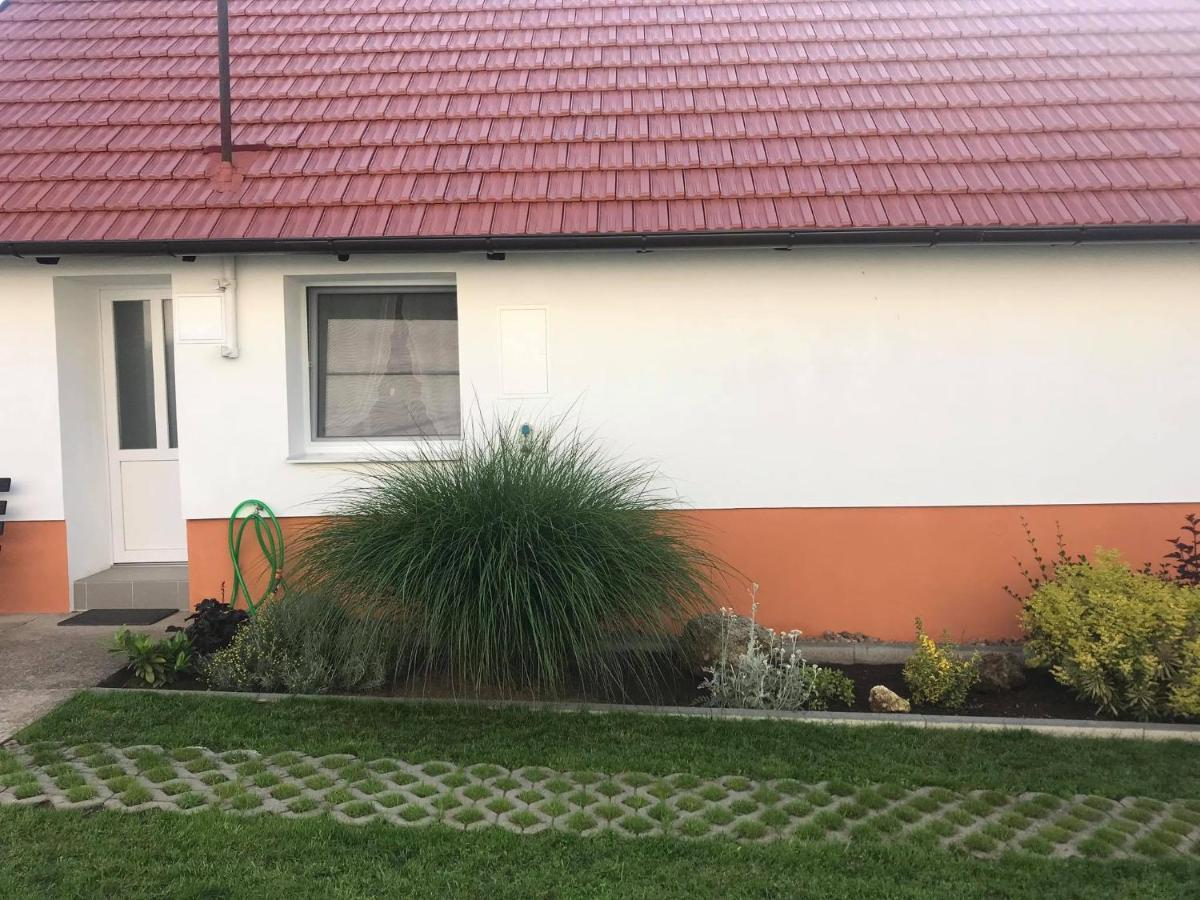 Chalupa Na Lipove V Hlohovci Hlohovec Luaran gambar