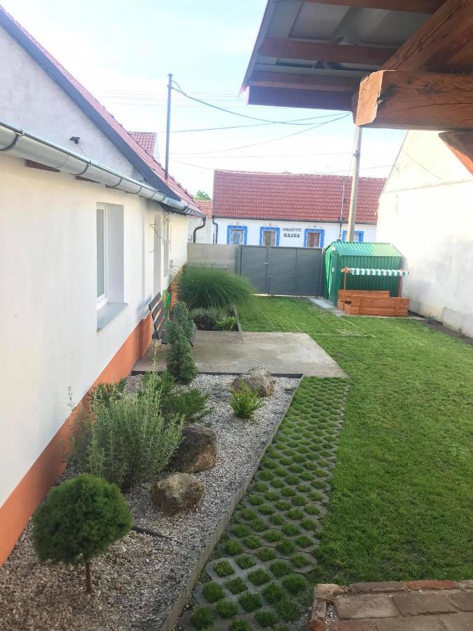 Chalupa Na Lipove V Hlohovci Hlohovec Luaran gambar
